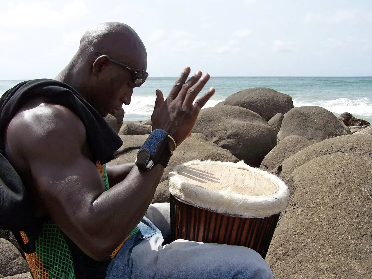 Djembé-Spieler am Meer