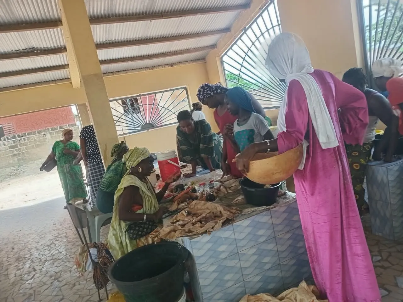 Überdachter Markt in Gagna, Frauen an einem Fischstand