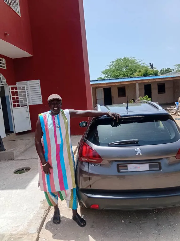Issa Diop steht neben seinem Peugeot